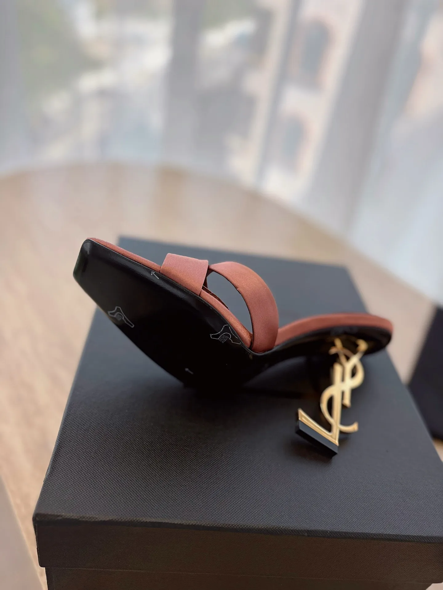 👟👟Ex-factory price 560👟👟 "SAINT LAURENT*" Yves Saint Laurent 25ss/hot YSL high heels and slippers in summer New shoe type·Only YSL understands women's hearts best and does not accept refutation Super invincible feminine artifact, a must-have for women (✅Z products are customized from the whole body, perfect consistency) New last type. Compare the differences between pictures and goods on the market ✔Upper: Customized imported silk ✔Inner lining: imported sheepskin ✔Sole: imported genuine leather outsole ✔Heel height: 10.5cm ✔Number of yards: 35-39 (No refund for 40 pieces of custom-made stock) (Full package)